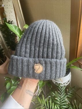 Fjallraven Wool Ribbed Beanie in Dark Gray OS